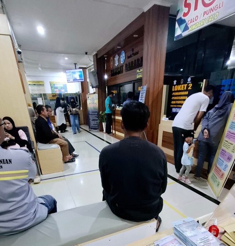Hari Pertama Buka Setelah Libur Idul Adha, Kantor UPPD  Samsat Barabai Dipenuhi Masyarakat